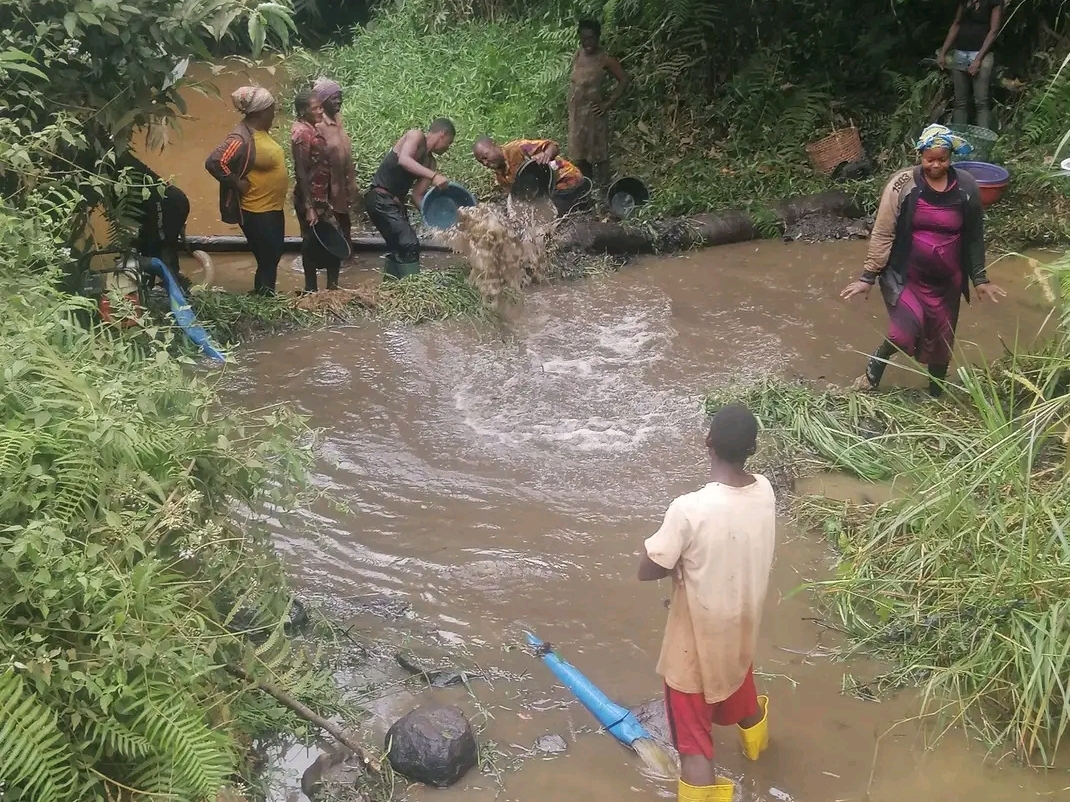 Une partie de pêche à la barrière. Hommes et femmes mobilisées pour créer des barrières de boue dans la rivière, afin de pouvoir piéger les poissons dans une zone délimitée et vider de son eau, pour attraper les poissons. Image de Léonel Balla pour Mongabay.
