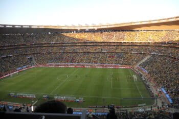 Premier match de la Coupe du Monde de la FIFA 2010 en Afrique du Sud, entre l’Afrique du Sud contre le Mexique, soldé en score de 1-1. Image de 2010 World Cup - Shine 2010 va Flickr (CC BY 2.0).