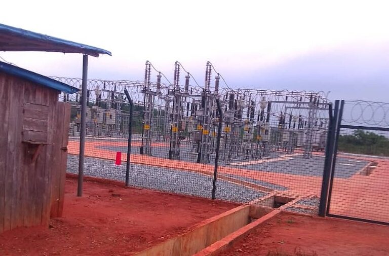 La centrale solaire en construction à Bohicon au Bénin par le MCA Millenium Challenge Account. Image de Hyacinthe Goueti fournie par Didier Hubert Madafimè.