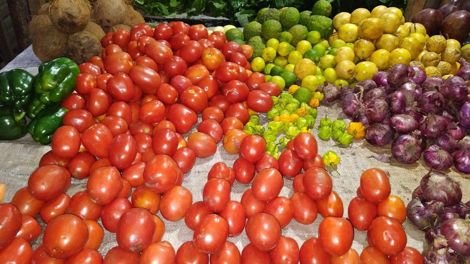 Produits agricoles sains et frais de Shamba au marché de Dar es Salaam. Image de Rwebogora via Wikimédia Commons (CC BY-SA 4.0).