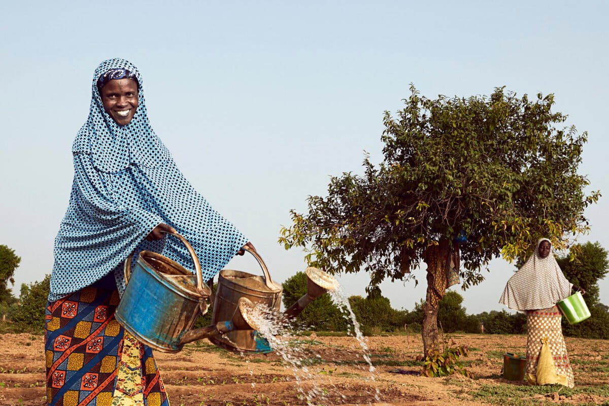 Des femmes de la coopérative CERNAFA créée en 2002, dans la région de Tillabéri au Niger, arrosent un champ de culture maraîchère. Image de World Bank Photo Collection via Flickr (CC BY-NC-ND 2.0).