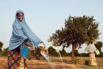 Des femmes de la coopérative CERNAFA créée en 2002, dans la région de Tillabéri au Niger, arrosent un champ de culture maraîchère. Image de World Bank Photo Collection via Flickr (CC BY-NC-ND 2.0).