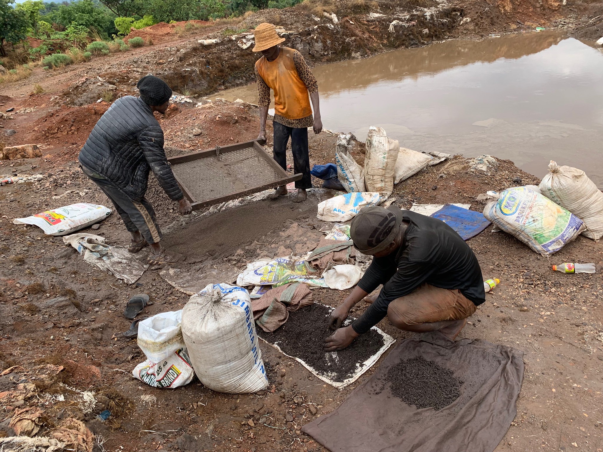 Le cobalt est un élément essentiel des chaînes d'approvisionnement favorisant la transition technologique vers les véhicules électriques. La majorité des réserves mondiales estimées de cobalt se trouvent en République démocratique du Congo (RDC), dont 10 à 30 % de la production annuelle est extraite de manière artisanale. Image de The International Institute for Environment and Development (IIED) via Flickr (CC BY-NC-ND 2.0). 