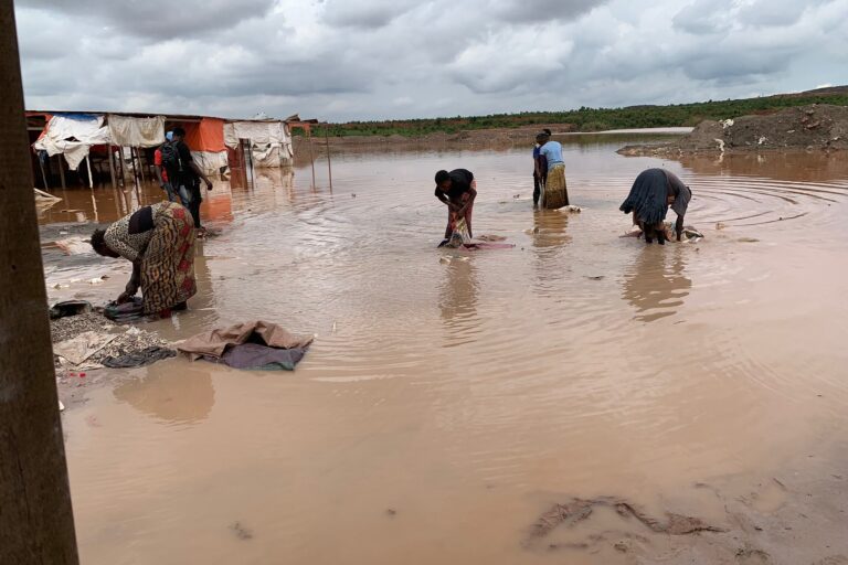 Les plus grands défis en matière de développement durable et de droits humains auxquels est confrontée l'extraction artisanale du cobalt, notamment le travail des enfants et l'exploitation sexuelle des femmes, se situent généralement dans les zones de tolérance et les résidus miniers industriels. Image de The International Institute for Environment and Development (IIED) via Flickr (CC BY-NC-ND 2.0).