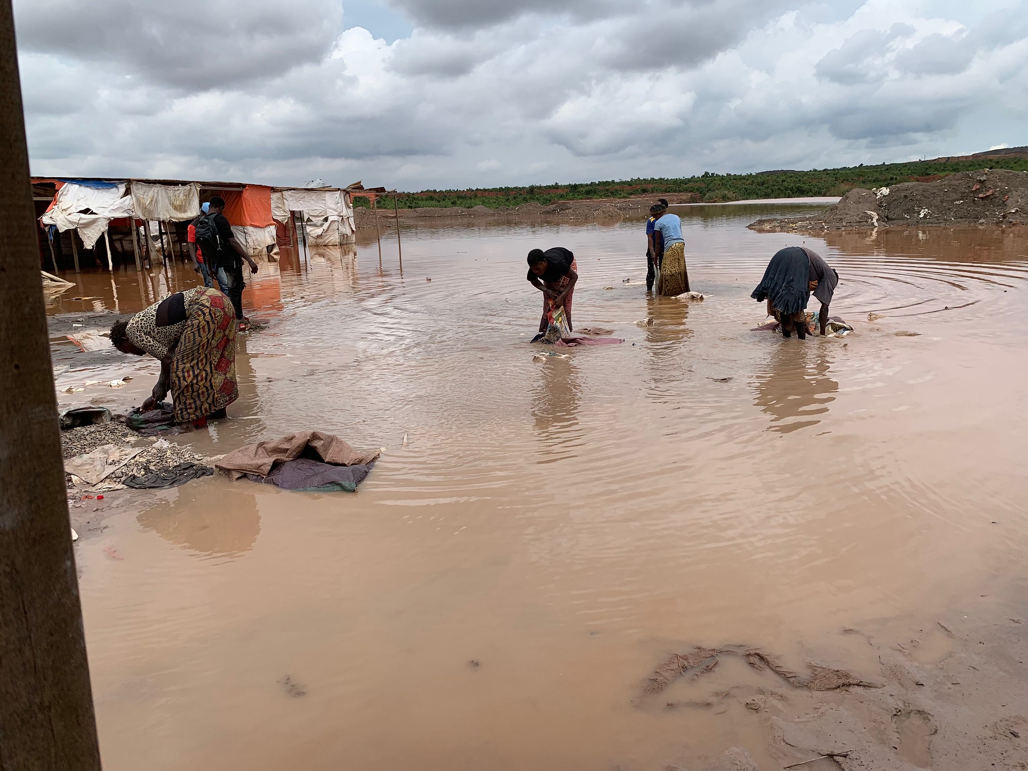Les plus grands défis en matière de développement durable et de droits humains auxquels est confrontée l'extraction artisanale du cobalt, notamment le travail des enfants et l'exploitation sexuelle des femmes, se situent généralement dans les zones de tolérance et les résidus miniers industriels. Image de The International Institute for Environment and Development (IIED) via Flickr (CC BY-NC-ND 2.0).