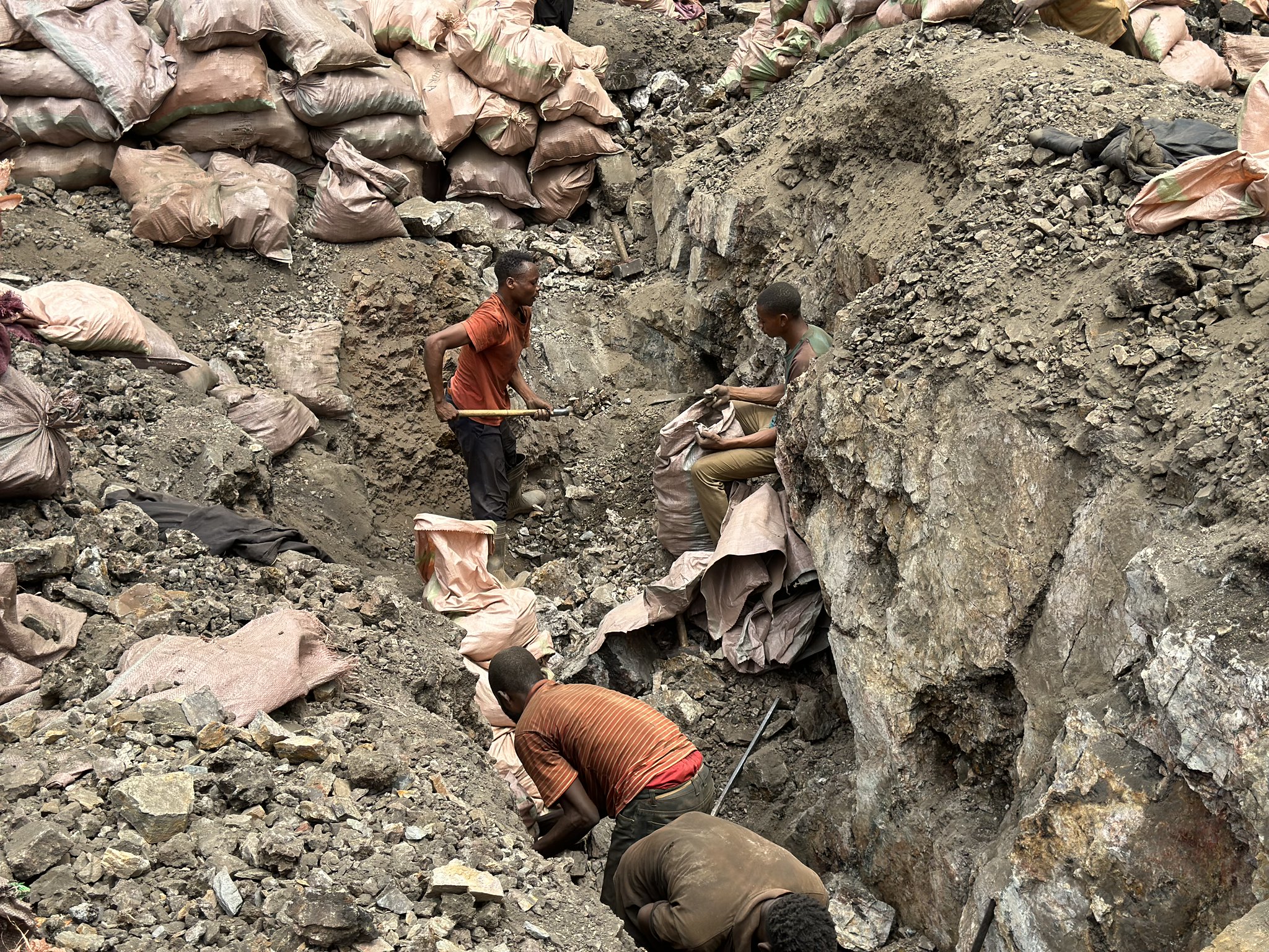 Mineurs extrayant du minerai à ciel ouvert sur le site minier de Shabara, une mine artisanale qui fait partie du complexe minier de Mutanda en République Démocratique du Congo (RDC). Image de Electronics Watch via Flickr (CC BY-NC 2.0).