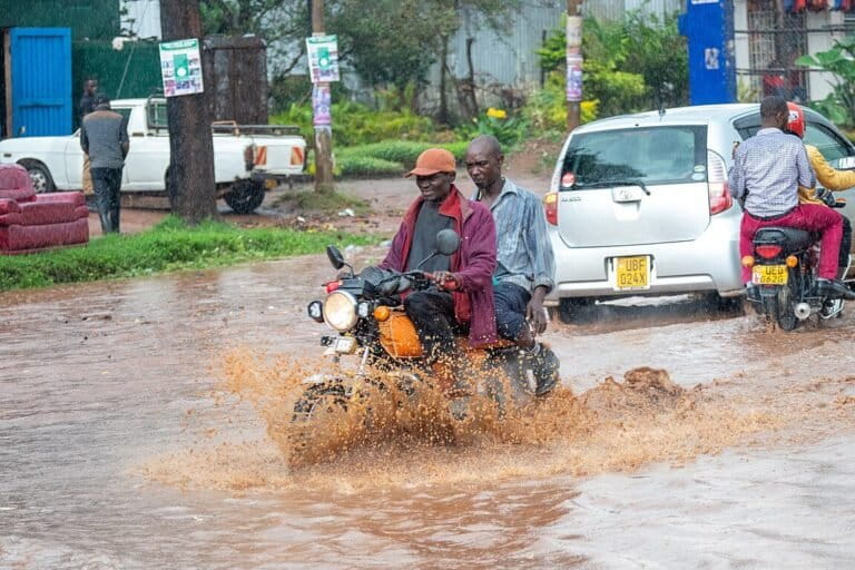 Inondations dans la capitale ougandaise, Kampala, en raison de l’état défectueux de nombreux réseaux d'égouts et de drainage des eaux. Image de Joekyabby1 via Wikimédia Commons (CC BY-SA 4.0).