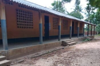 Un bâtiment de l’école de Keta Agbantokopé recouvert de poussière de phosphate dangereux pour la santé des écoliers et des habitants de cette localité du Togo. Image par Mongabay.