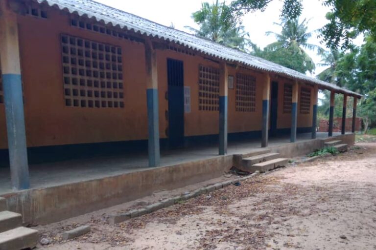 Un bâtiment de l’école de Keta Agbantokopé recouvert de poussière de phosphate dangereux pour la santé des écoliers et des habitants de cette localité du Togo. Image par Mongabay.