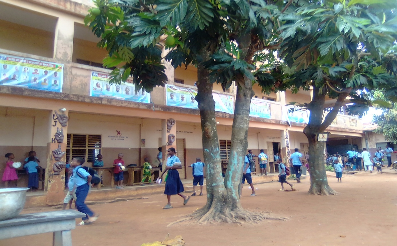 Les apprenants sont invités à avoir un vêtement commode pour la chaleur et un autre pour le froid et un emploi dyu temps personnel en privilégiant les moments moins chauds pour apprendre et faire les exercices de maths. Image de Ange Banouwin pour Mongabay.