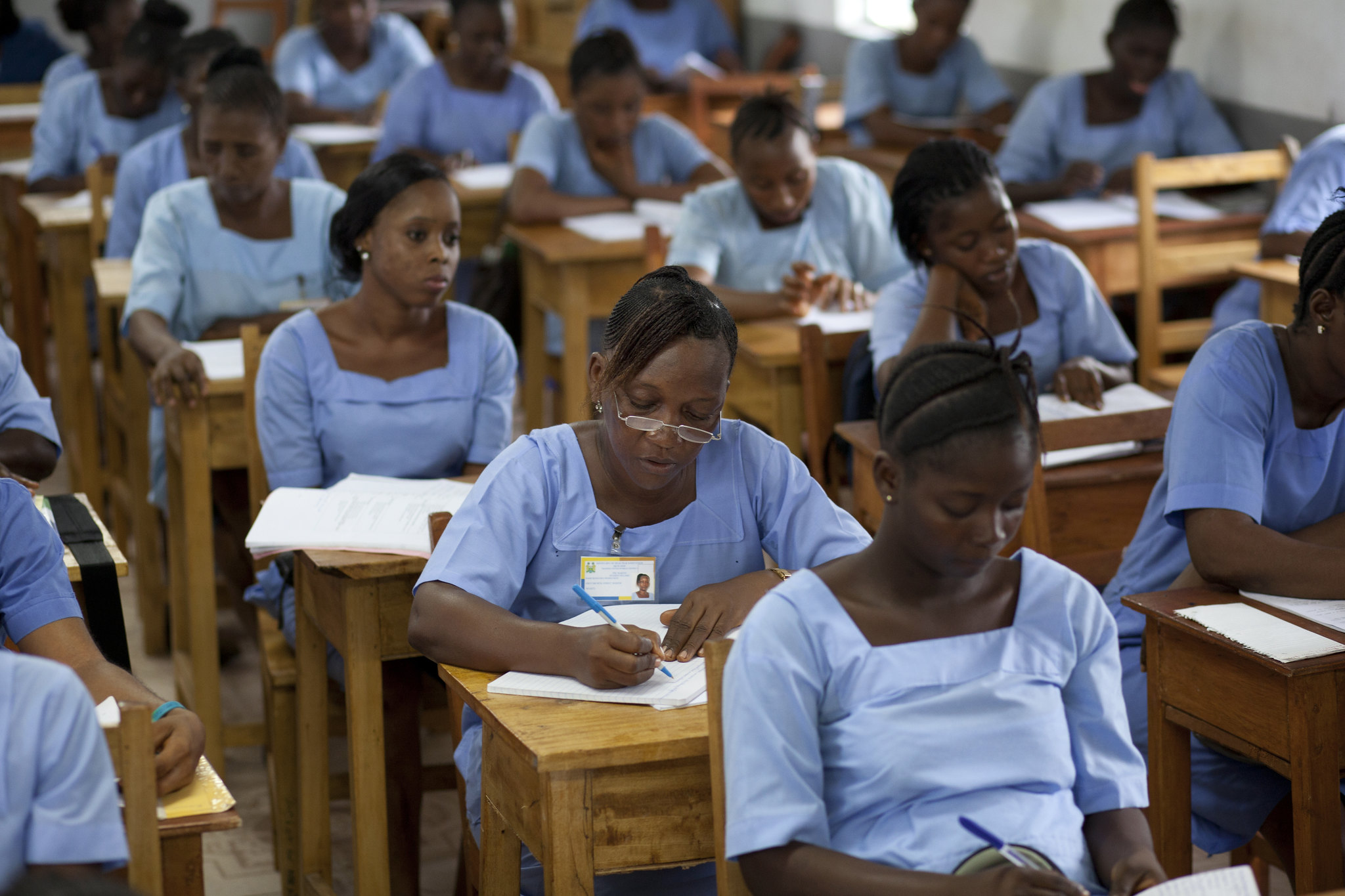 Les élèves suivent des cours dans une école d'assistants en santé maternelle et infantile financée par l'UNICEF à Makeni, dans le district de Bombali, en Sierra Leone. Image de H6 Partners via Flickr (CC BY-NC-ND 2.0).