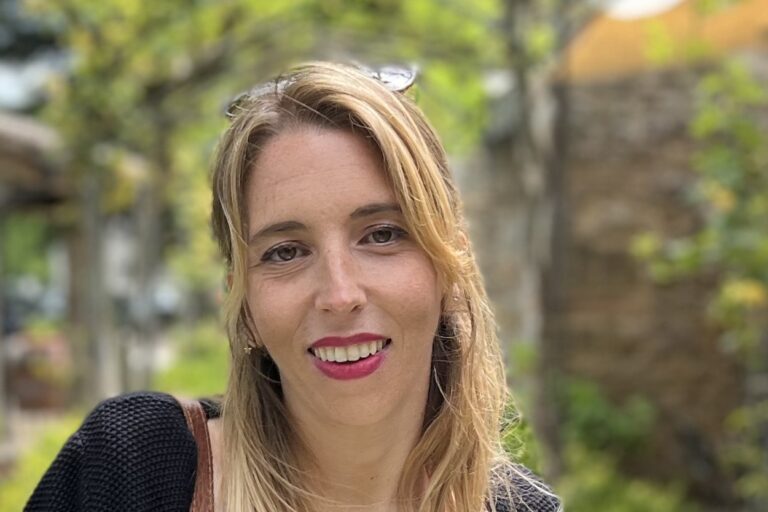 Vittoria Moretti, auteure de l’enquête de l’ONG Rainforest Foundation UK, qui a révélé que les projets de compensation carbone en RDC couvrent plus de ⅔ de la surface des forêts. Image Franck Zongwe avec son aimable autorisation.
