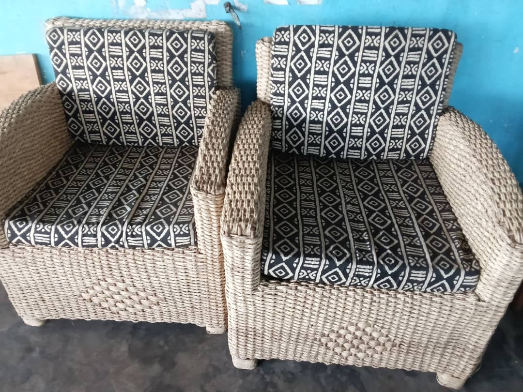 Un fauteuil en rotin, une ressource végétale servant à la confection de meubles (tables, chaises, étagères, fauteuils, etc.) et de divers objets d’art fait vivre des milliers de familles à Cotonou et Porto-Novo et dans d’autres localités. Image de Fulbert Adjimehossou pour Mongabay.