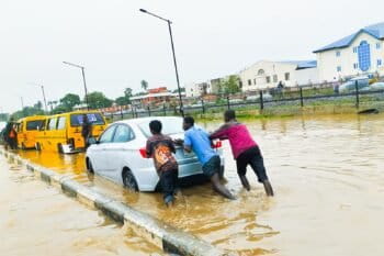 Pousser des voitures dans l'érosion à Ikeja, dans l'État de Lagos, au Nigéria. Image de Tunesh247 via Wikimédia Commons (CC BY-SA 4.0).