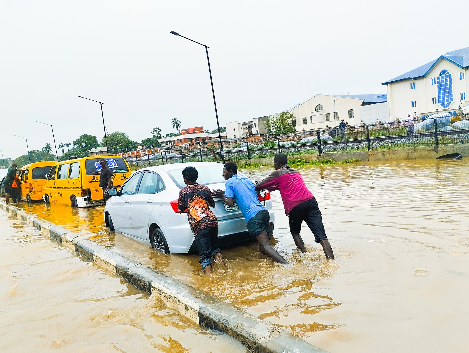 Pousser des voitures dans l'érosion à Ikeja, dans l'État de Lagos, au Nigéria. Image de Tunesh247 via Wikimédia Commons (CC BY-SA 4.0).