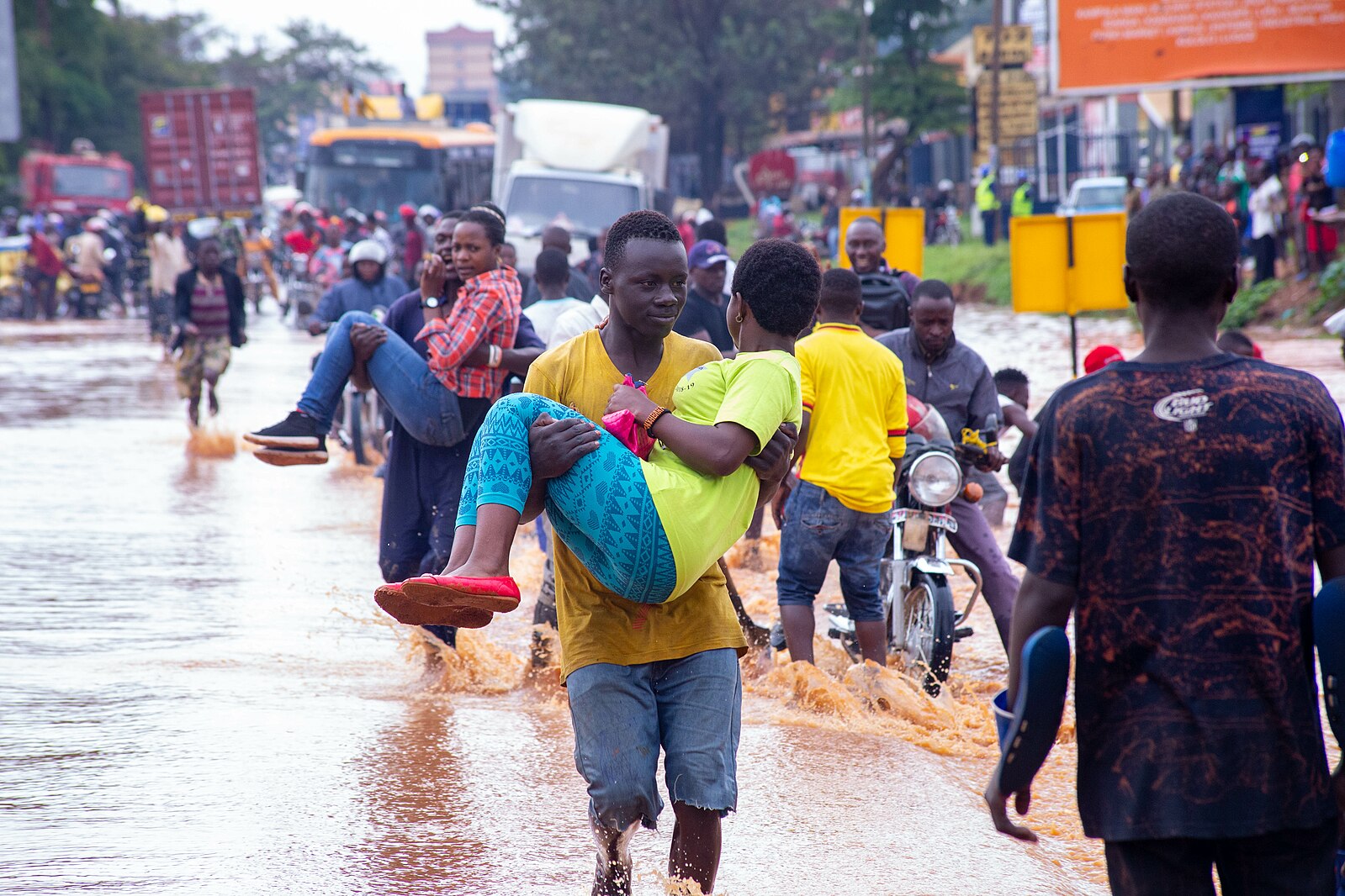 Dans de telles situations, des personnes perdent la vie, en particulier des femmes. Les sauver, c'est les porter, et cela a parfois un prix. Image de Jameswasswa via Wikimédia Commons (CC BY-SA 4.0).