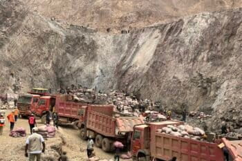 Des camions dans le site minier de Shabara chargés de sacs de minerais. Image de Electronics Watch via Flickr (CC BY-NC 2.0).