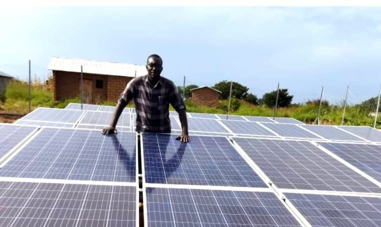 Une mini-centrale solaire installée dans le nord Cameroun par la Société Sahel Energy. Image publiée avec l'aimable autorisation du promoteur de Sahel Energy.