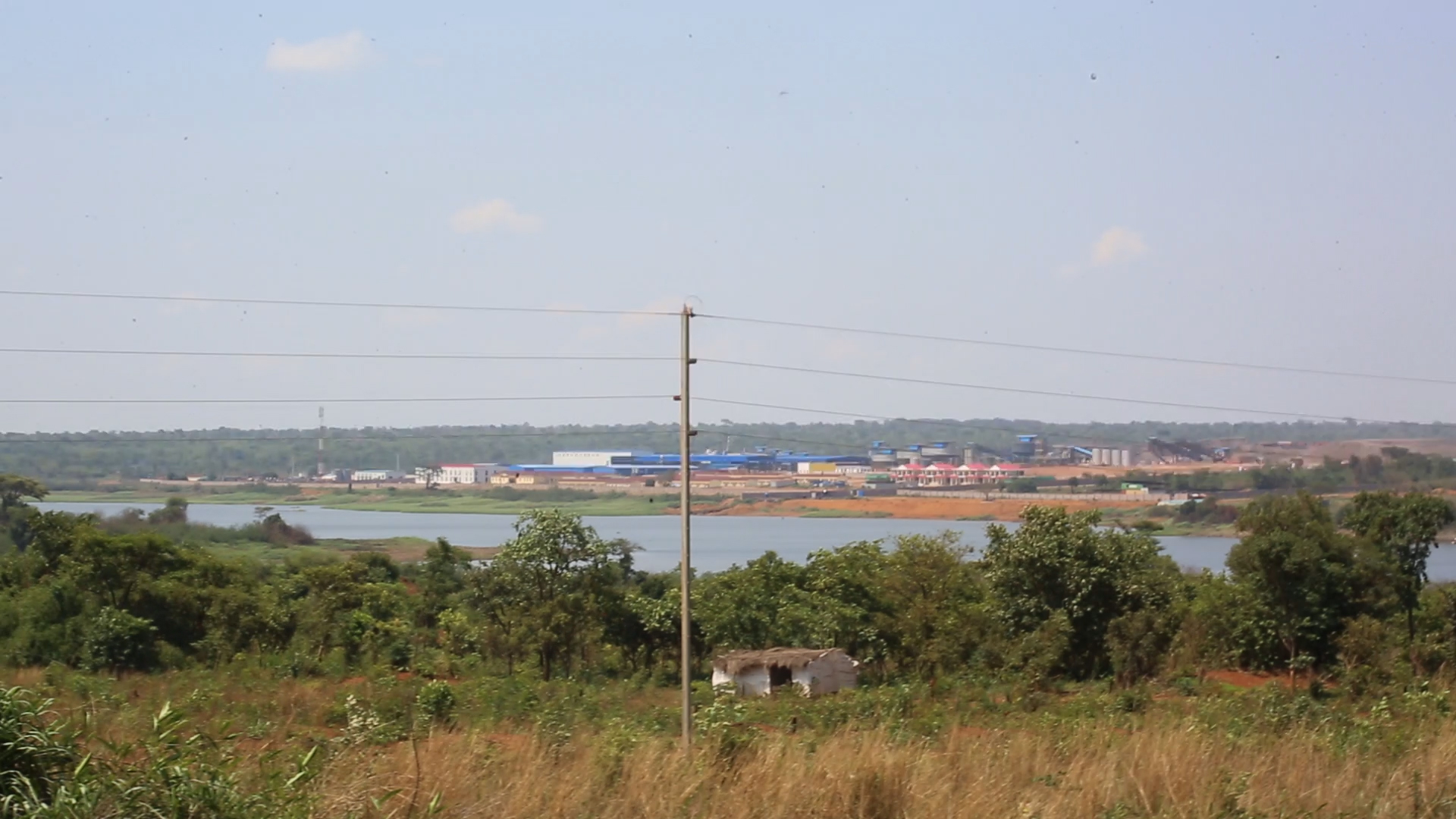 Une usine minière sur le rivage du lac Kando près de Lualaba village. Sur la rive droite, près d'un bois, est érigée une tente des gardes parc. Image de Didier Makal pour Mongabay.
