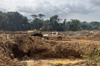 Une pelleteuse s’affaire dans le site minier d’Alangong-Bamegod-Inès dans la Sangha, à la recherche d’or. D’après l’environnementaliste Justin Chekoua, ici, « rien ne semble être fait » pour préserver la biodiversité. Image d’Elodie Toto pour Mongabay.