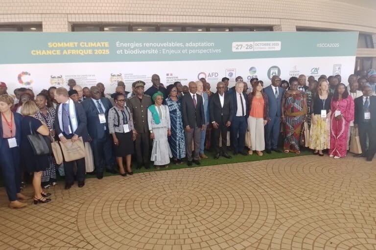 Photo de famille des acteurs non-étatiques ayant adopté la « Déclaration de Cotonou » au sommet de Climat chance Afrique 2025. Image fournie par Modeste Dossou.