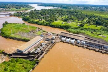Bassin du barrage hydroélectrique d'Edea sur la Sanaga vue du ciel. Image de Simbanematick via Wikimédia Commons (CC BY-SA 4.0).