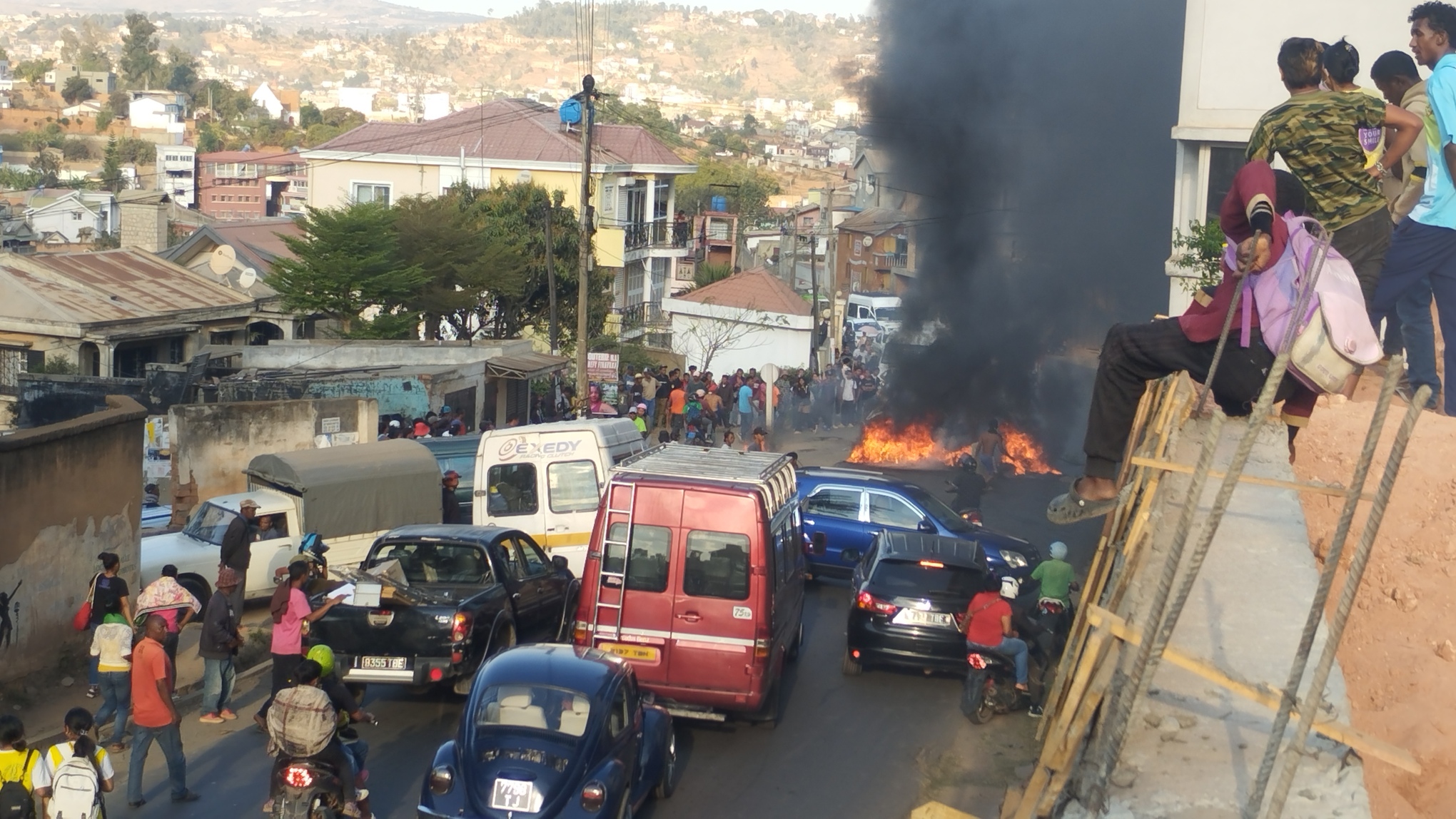 Des manifestants dans le quartier d'Ikianja Ambohimangakely, banlieue est d'Antananarivo, barrent la route nationale 2 en brûlant des pneus usés et des arbres coupés à proximité lors des soulèvements populaires ayant entraîné la chute de l’ancien président Andry Rajoelina. Image de Rivonala Razafison.