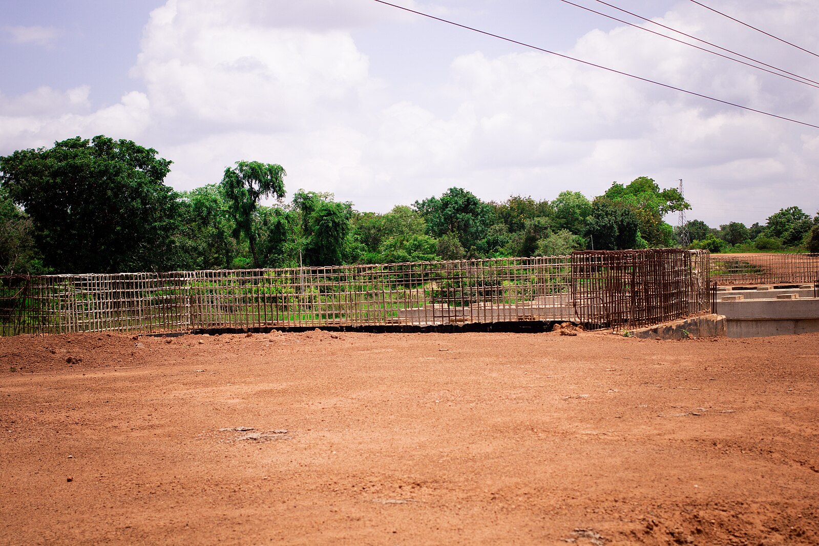 Zone déboisée pour la construction d'un pont au Ghana. Image de Knowledge and philosophy via Wikimédia Commons (CC BY-SA 4.0).