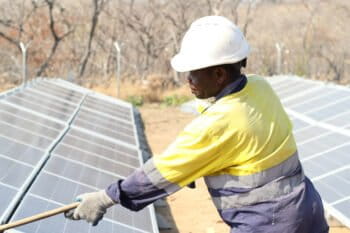 Nettoyage des panneaux solaires, mine d'or de Shanta, Tanzanie. Image de Deo Photographer via Wikimedia. (CC BY-SA 4.0)