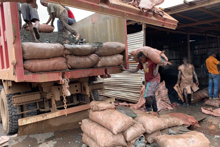 Le prix payé pour le cobalt est le principal facteur déterminant des revenus et des moyens de subsistance des mineurs artisanaux. Image de The International Institute for Environment and Development (IIED) via Flickr (CC BY-NC-ND 2.0).