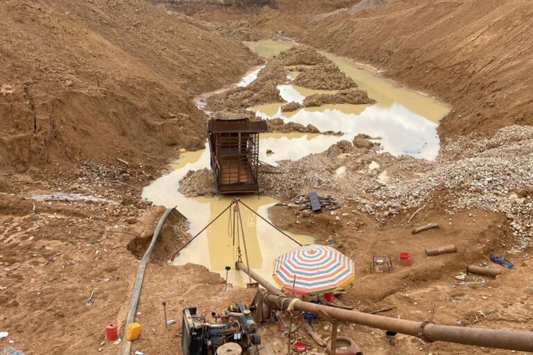 L’un des sites d’exploitation de l’or à Djilengbè non loin de la rivière Bako, en Guinée. Image de Mohamed Slem Camara pour Mongabay.