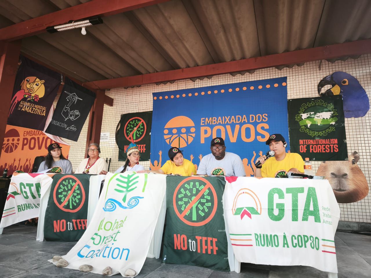 De gauche à droite : Janaina Uemura, militante pour le climat à la Global Forest Coalition ; Sila Mesquita, Grupo de Trabalho Amazónico ; une femme autochtone de Colombie ; Mary Louise Malig, directrice des politiques à la Global Forest Coalition ; Kwami Kpondzo, Directeur exécutif du Centre pour la Justice Environnementale au Togo ; Satrio Manggala, WALHI/Les Amis de la Terre Indonésie. Image fournie par Hector Sann’do Nammangue depuis Bélem.