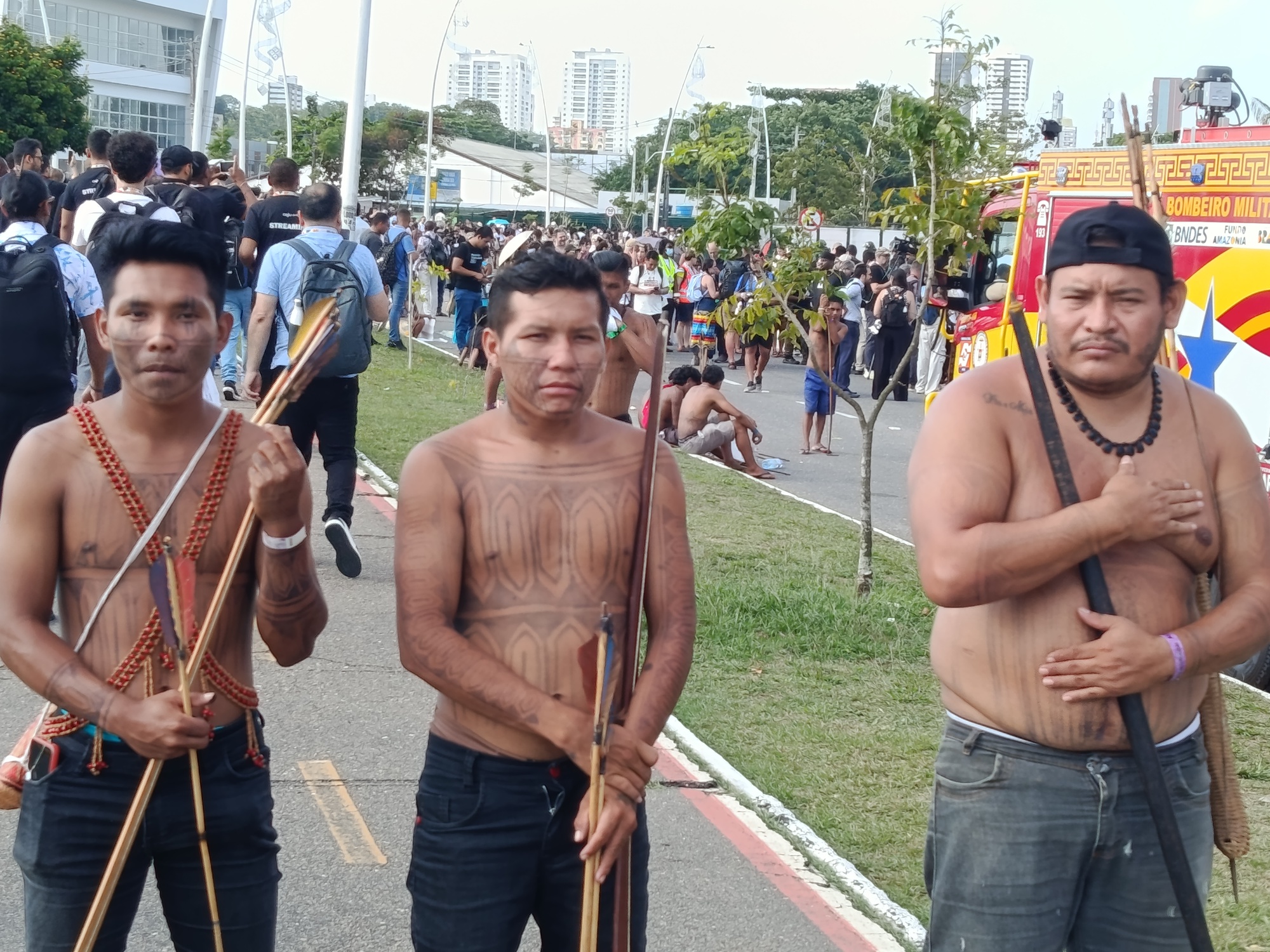 Des représentants de peuples autochtones de l'Amazonie manifestant contre le mécanisme TFFF à l'entrée du site de la COP 30. Image fournie par Hector Sann’do Nammangue depuis Bélem.