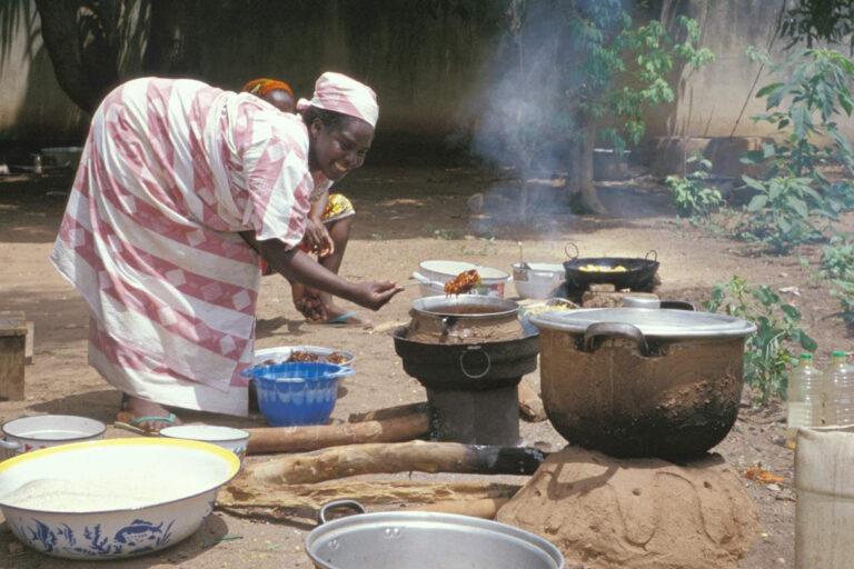 Femme cuisinant avec un fourneau amélioré au Cameroun. Image de TreesForTheFuture via Wikimedia Commons (CC BY 2.0).