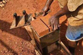 Un ouvrier fabrique une brique de terre 0 Yaoundé. Photo Anne Nzouankeu Image de Anne Nzouankeu pour Mongabay.