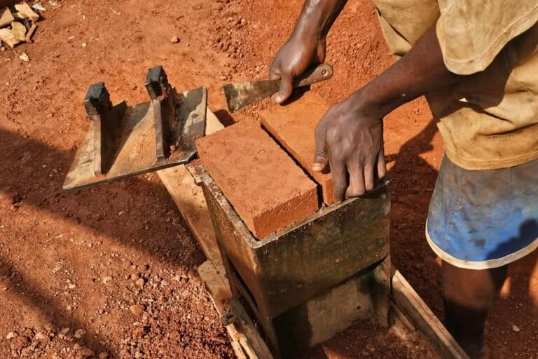Un ouvrier fabrique une brique de terre 0 Yaoundé. Photo Anne Nzouankeu Image de Anne Nzouankeu pour Mongabay.