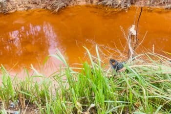 Le système de drainage des eau du quartier touché par la pollution. Les riverains attribuent la coloration jaunâtre de l’eau à des effluents industriels présumés acides déversés après l’incident. Image de Ruth Kutemba pour Mongabay.