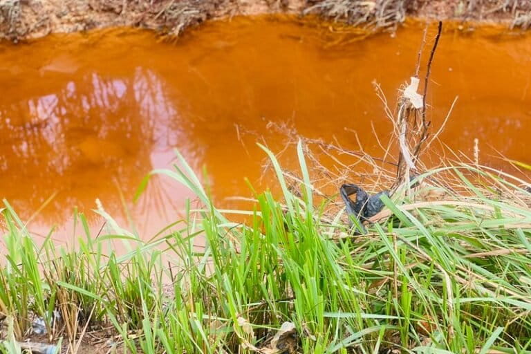 Le système de drainage des eau du quartier touché par la pollution. Les riverains attribuent la coloration jaunâtre de l’eau à des effluents industriels présumés acides déversés après l’incident. Image de Ruth Kutemba pour Mongabay.