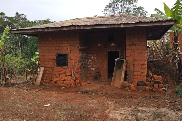 Une maison en brique de terre construite dans les années 1970 dans la région de l'Ouest du Cameroun. Image de Mndetatsin via Wikimedia Commons (CC BY-SA 4.0).