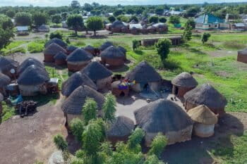 Des maisons traditionnelles dans un village du Ghana. Ces maisons construites avec des éléments passifs ont la particularité d’être confortables et consomment moins d’énergie. Image de Salifu Wumpini Hussein via Wikimédia Commons (CC BY-SA 4.0).