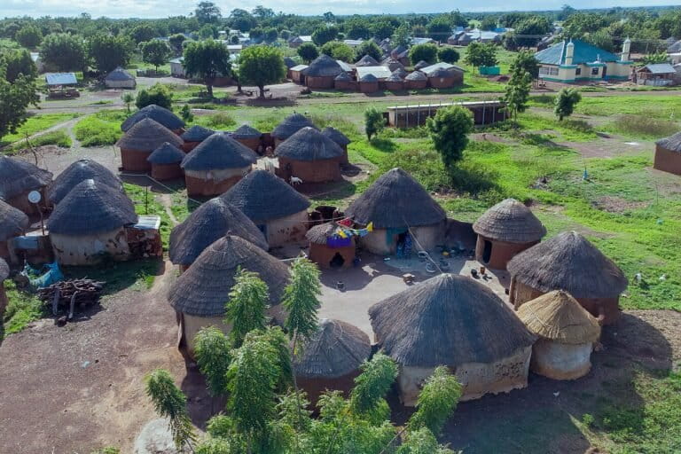 Des maisons traditionnelles dans un village du Ghana. Ces maisons construites avec des éléments passifs ont la particularité d’être confortables et consomment moins d’énergie. Image de Salifu Wumpini Hussein via Wikimédia Commons (CC BY-SA 4.0).