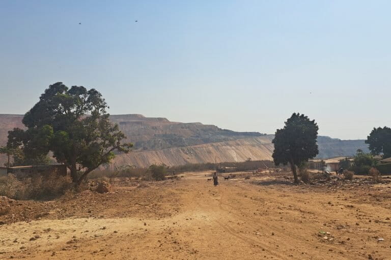 Une carrière minière de COMMUS proche du quartier dont on a délocalisé les habitants. Image de Didier Makal pour Mongabay.