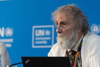 Sir Robert Watson, l’un des plus éminents scientifiques environnementaux au monde et coprésident du GEO-7, assiste au lancement du rapport à l’Assemblée des Nations unies pour l’environnement à Nairobi, au Kenya. Image par Photographe/PNUE.