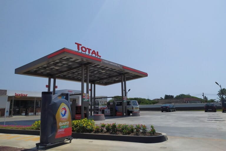 Une station-service du groupe pétrolier Total Energies en Afrique. Image de Minette Lontsie via Wikimédia Commons.