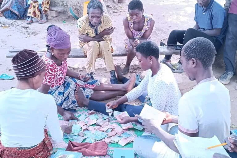 Les femmes de Novissi indemnisées avec l'équipe de l'assurance. Image de Hector Sann’do Nammangue pour Mongabay.