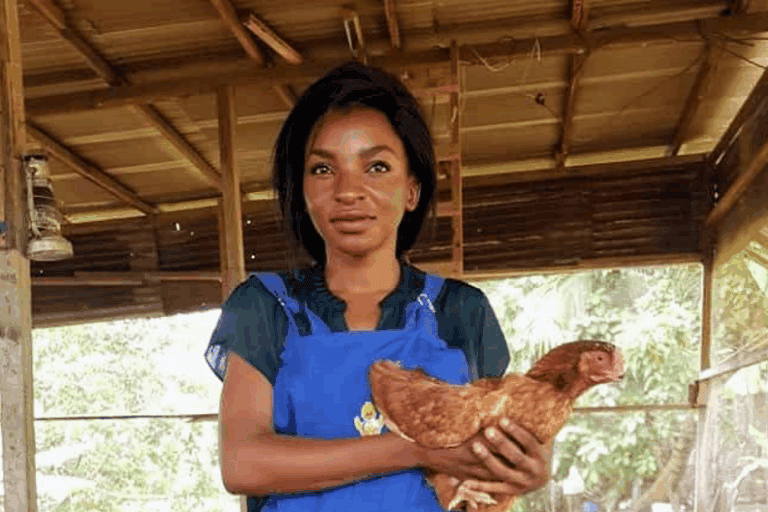 Elodie Flora Koundi, dans sa ferme avicole. Image de Rodylia Diapoma, avec son aimable autorisation.