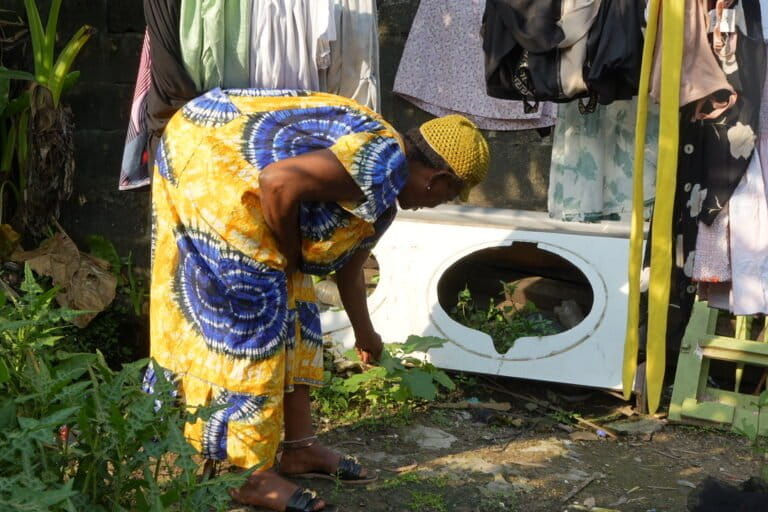 Marie Obone Obiang, tradipraticienne montrant une plante qui permet de soigner les fusils nocturnes, dans son jardin dans la banlieue de Libreville, la capitale du Gabon. Image de Betines avec son aimable autorisation.