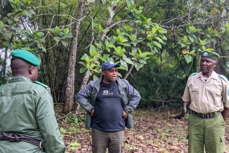 Matthieu Mirambo (au centre), Directeur de site du Parc national de Maiko et ses hommes dans l'enceinte du parc pour une visite de routine. Image fournie par Matthieu Mirambo et publiée avec son aimable autorisation.