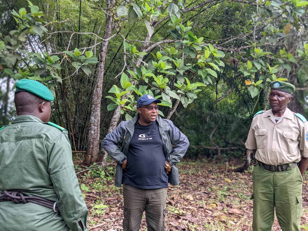 Matthieu Mirambo (au centre), Directeur de site du Parc national de Maiko et ses hommes dans l'enceinte du parc pour une visite de routine. Image fournie par Matthieu Mirambo et publiée avec son aimable autorisation. 