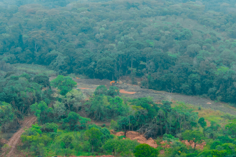 Destruction de la réserve de faune de Kabobo en République Démocratique du Congo, à cause de l’exploitation semi-industrielle illégale de l’or. Image de WCS avec son aimable autorisation.